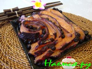 Слабосолёный лосось в черничном маринаде