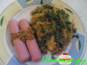 Сосиски с капустой и яблоками по-баварски
