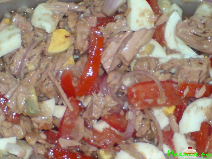 Лодочки из пекинской капусты с салатом из тунца