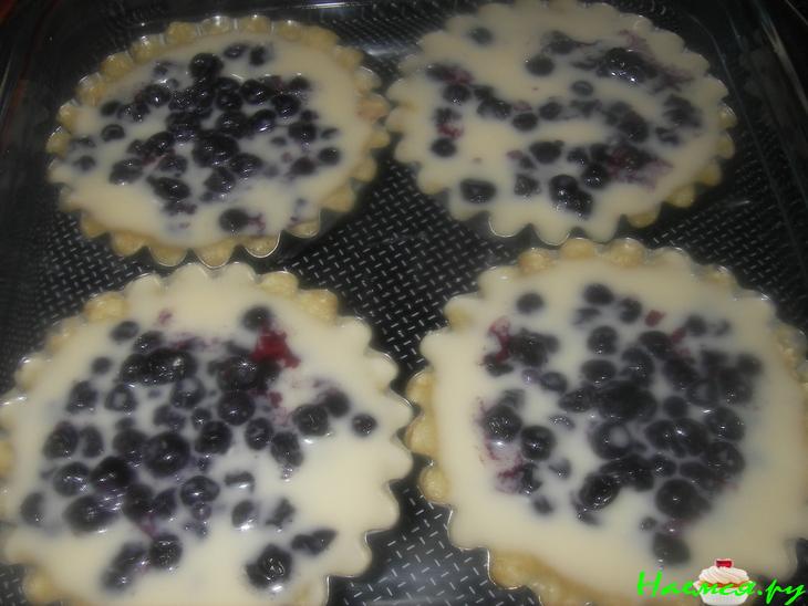 Тарталетки с черникой и белым шоколадом Тарталетки с черникой и белым шоколадом