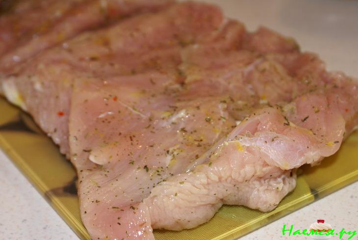 Рулет из индейки с чесноком и свекольными листьями Рулет из индейки с чесноком и свекольными листьями