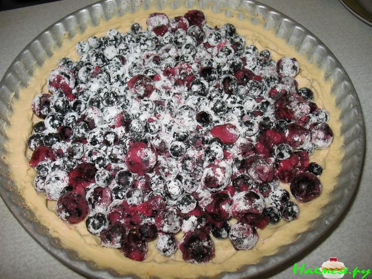 Песочный пирог с вишней и черной смородиной