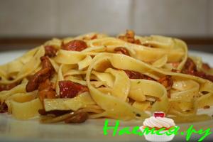 Паста с лисичками и вялеными помидорами