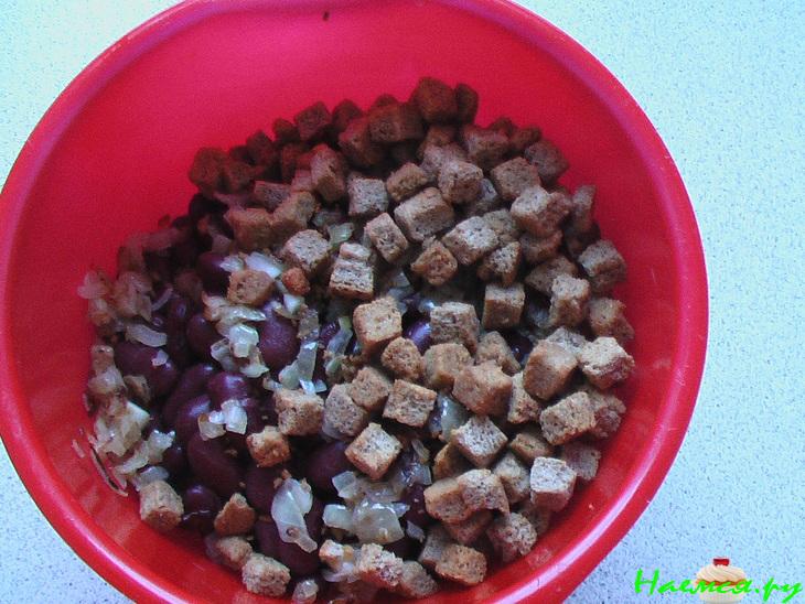 Салат с сухариками и фасолью