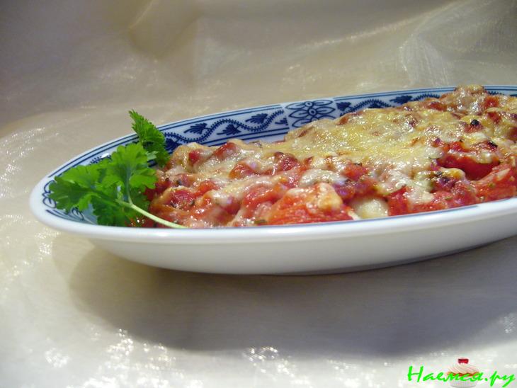 Запеченная рыба с помидорами