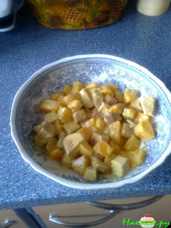 Салат куриный с персиками