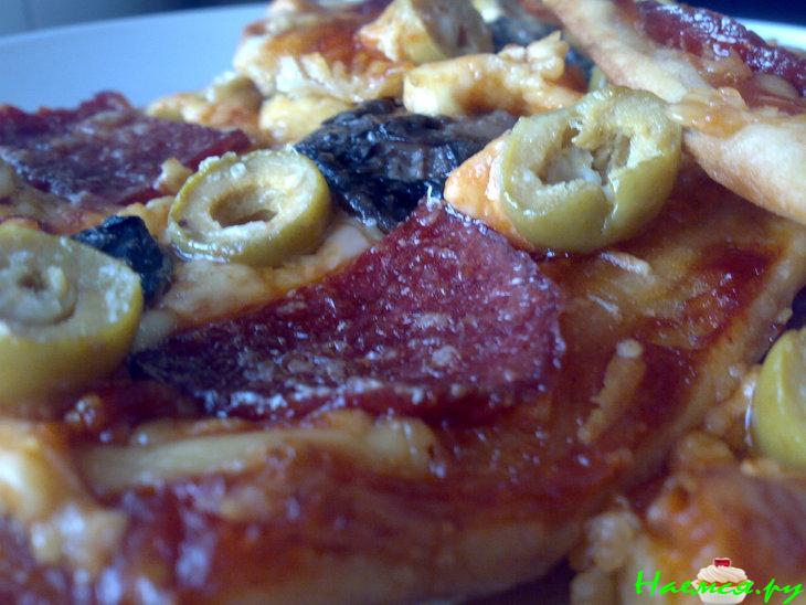 Пицца с сырокопченой колбасой Пицца с сырокопченой колбасой