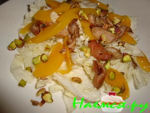 Нежный салат "Курица, персики, фисташки"