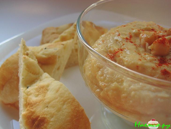 Паштет из нута с печеным чесноком и соком лайма