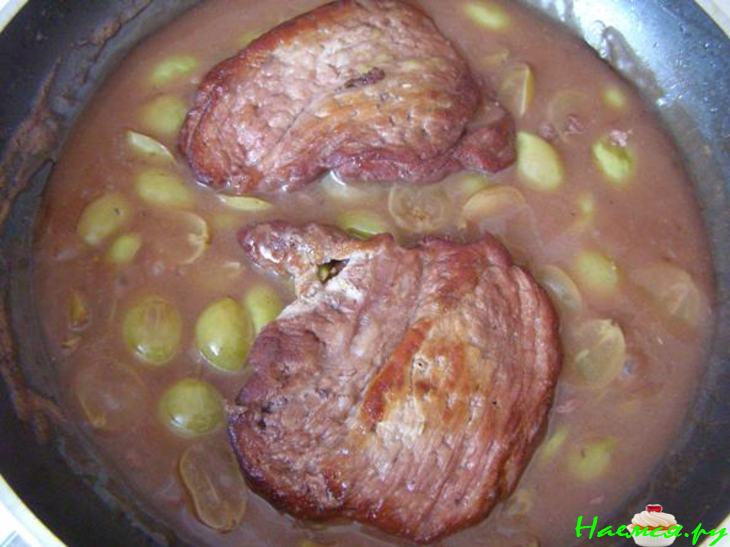 Свинина с виноградом