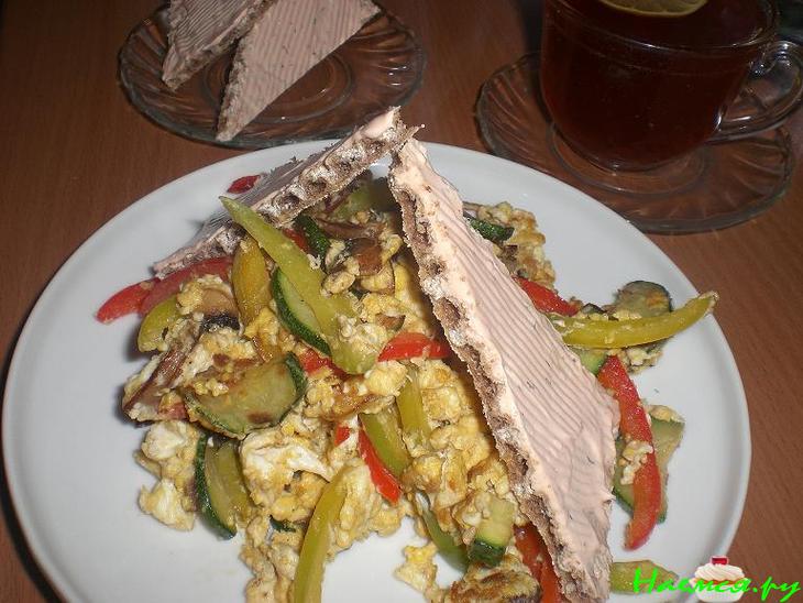 Завтрак с колбаской и цуккини