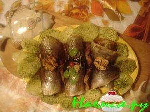 Запеченные рулетики из свежей сельди с брусникой Запеченные рулетики из свежей сельди с брусникой