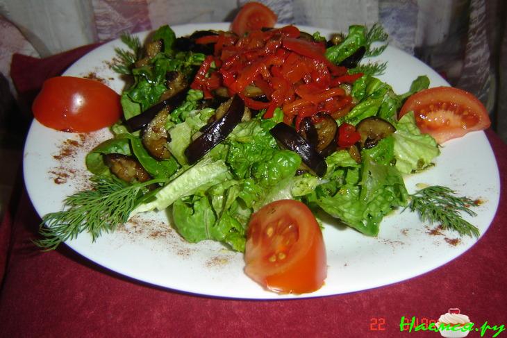 Салат из жареных баклажан с маринованным перчиком 