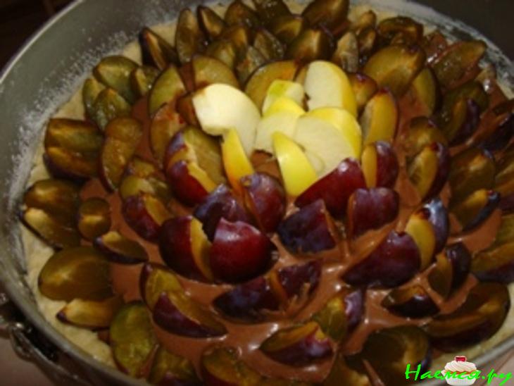 Сливовый пирог "Астра" с шоколадной начинкой