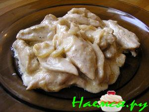 Куриные грудки в луково-сырном соусе