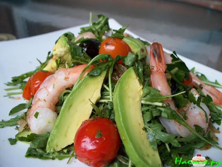 Салат с креветками и маринованными помидорами