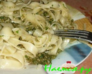 Макароны в соусе песто