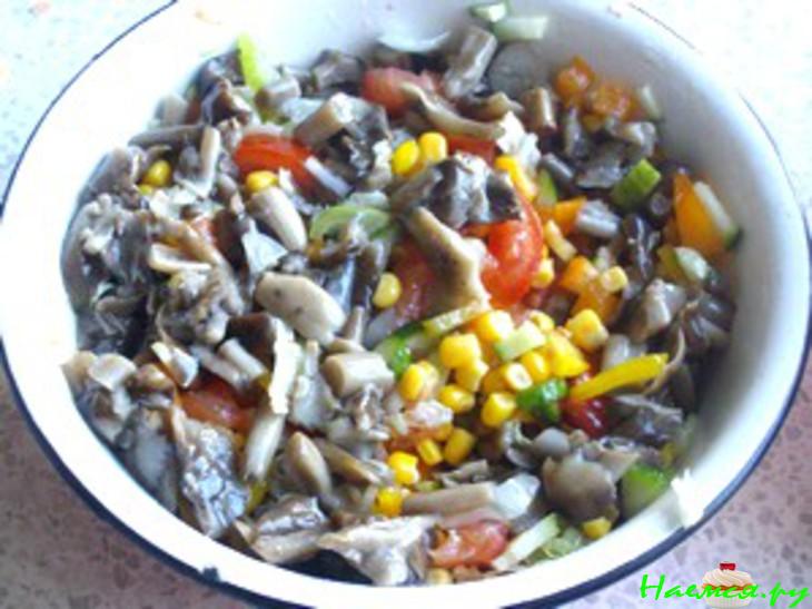 Салат овощной с грибами