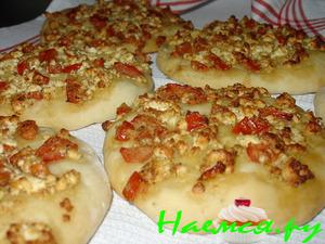 Manguschi &ndash; Лепёшки с фетой, пoмидорами и заатаром