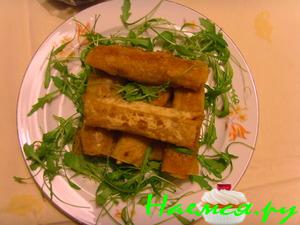Хрустящие трубочки с птицей и с луком-пореем Хрустящие трубочки с птицей и с луком-пореем