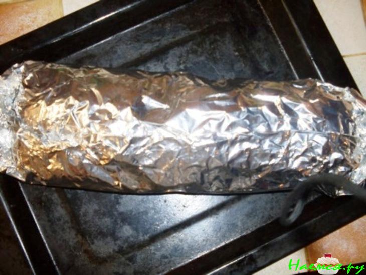 Рулет свиной с черносливом, грецкими орехами, чесноком, горчицей и хреном