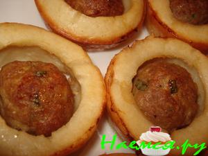 Мясные шарики в чашечках из теста