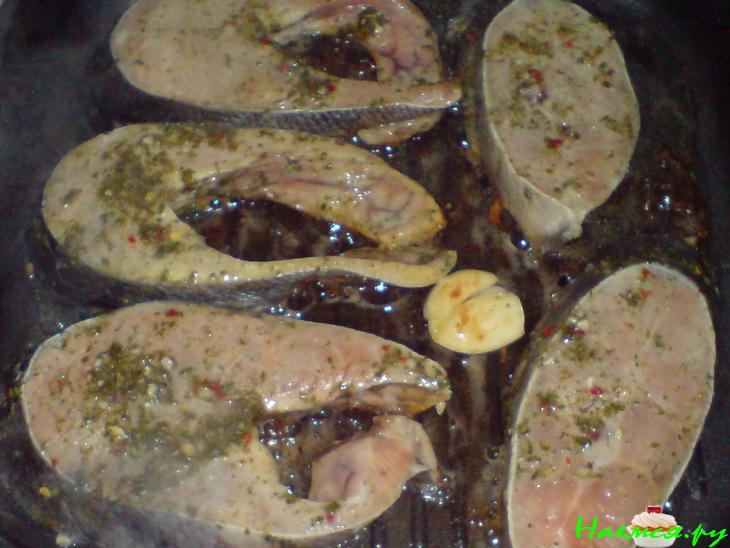 Рыбные стейки, жаренные на гриле