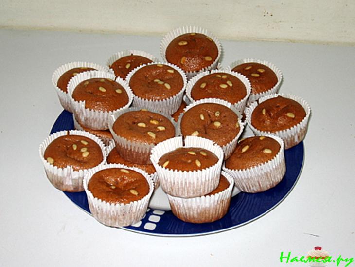 Клубничные маффины с кедровыми орешками