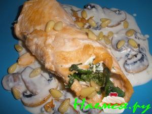 Лосось в сливочном соусе с грибами и орешками