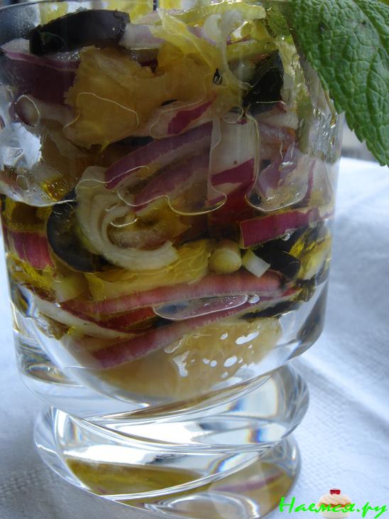 Салат с апельсином и маслинами