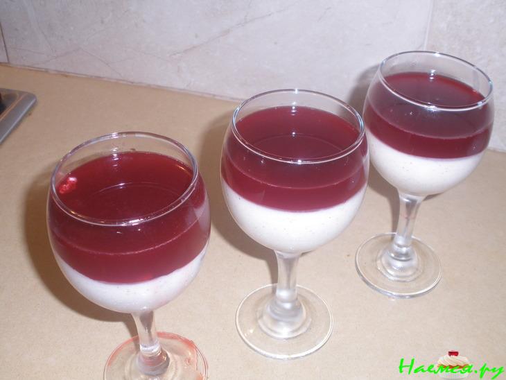 Летний кремовый легкий десерт из йогурта и ягодного желе Летний кремовый легкий десерт из йогурта и ягодного желе