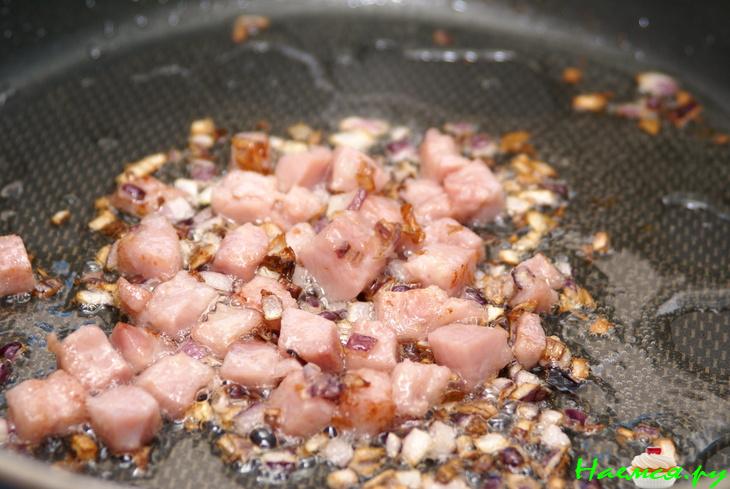 Омлет с ветчиной, луком, сыром и помидорами Омлет с ветчиной, луком, сыром и помидорами