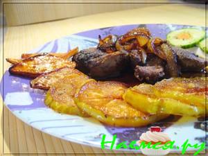 Куриная печень с карамелизованными яблоками, сельдереем и луком Куриная печень с карамелизованными яблоками, сельдереем и луком