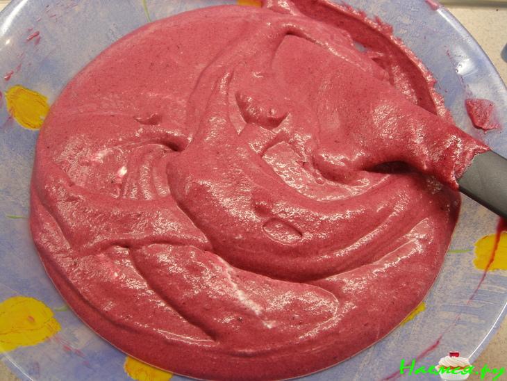 Миндальный торт с муссом из черной смородины