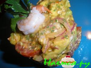 Салат простой с помидорами, креветками и авокадо Салат простой с помидорами, креветками и авокадо