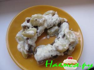 Рёбра и чеснок в сметанном соусе