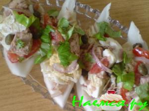 Лодочки из пекинской капусты с салатом из тунца