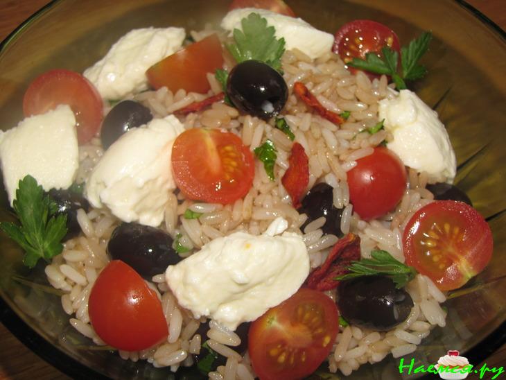 Итальянский рисовый салат с маслинами и моццареллой