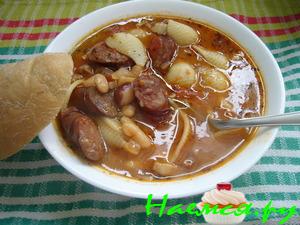 Фасолевый суп с пастой и копченостями