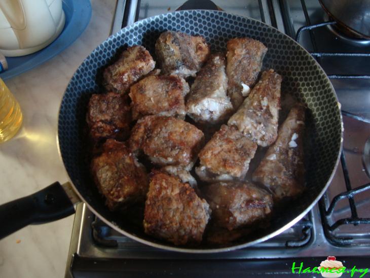 Рыба в кольчуге с салатом из овощей