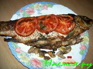 Карп, запечённый с луком-пореем и грибами