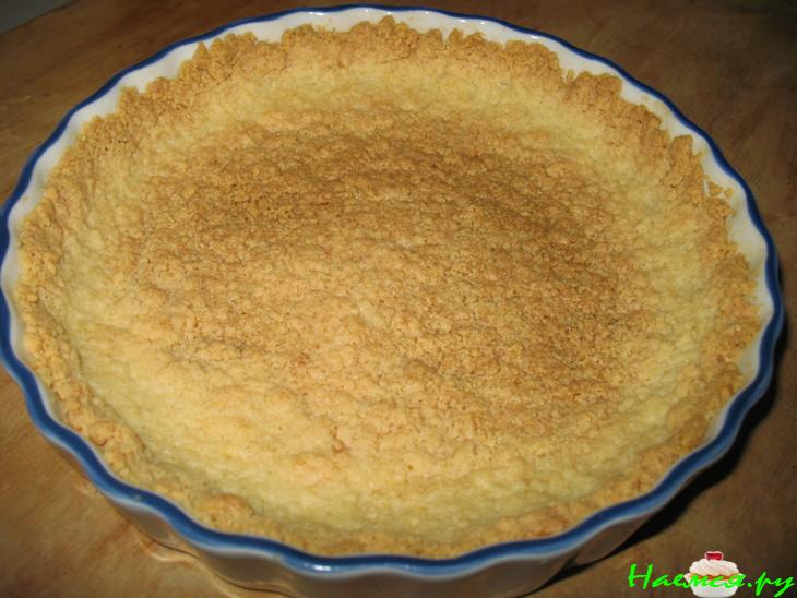 Штрейзельный пирог с клубникой, ревенем и миндалем