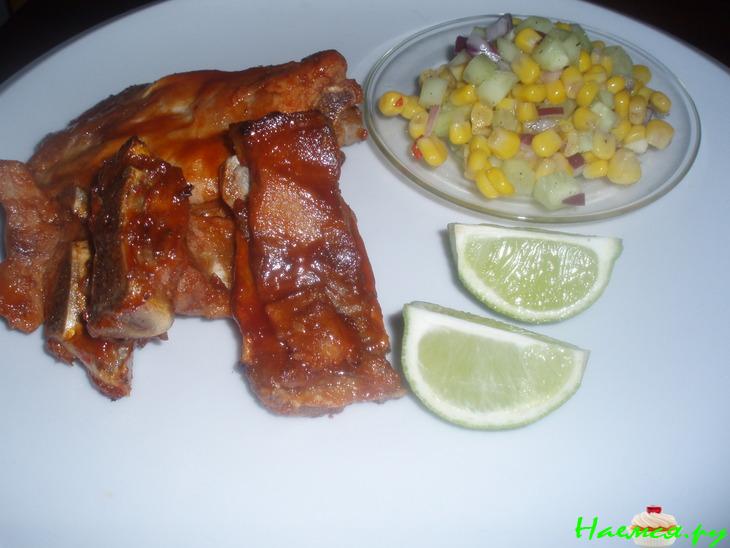 Ребрышки с кукурузным салатом