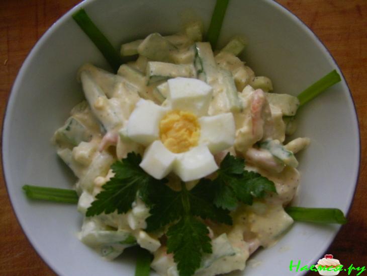 Салат с креветками, яйцами и огурцом
