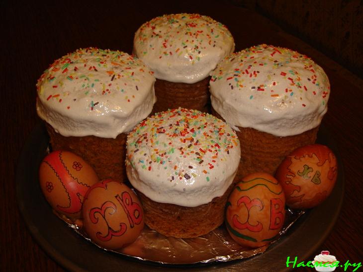 Кулич на свежих дрожжах с изюмом и ванилью