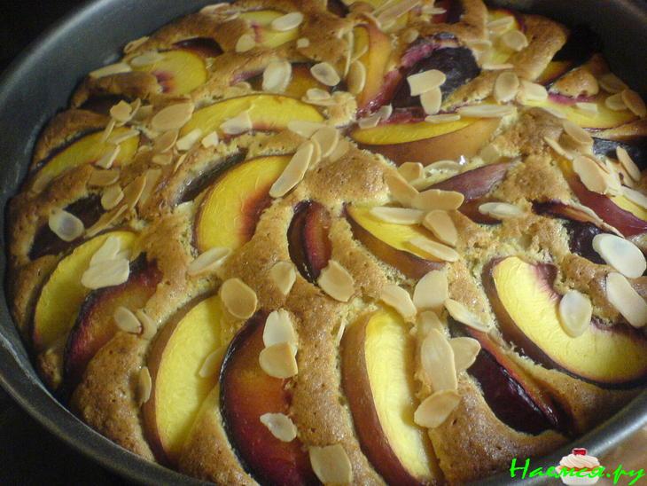 Ореховый пирог со сливами и персиками Ореховый пирог со сливами и персиками