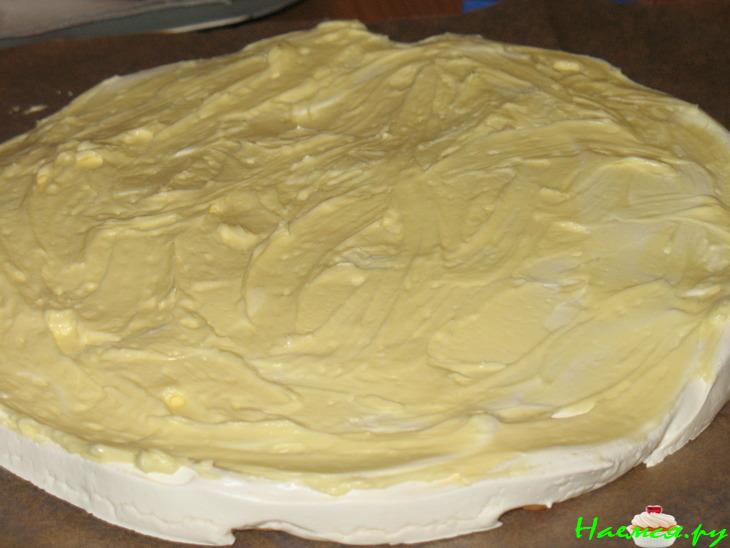 Безейный тортик с клубникой. Укутанный снегами и туманами