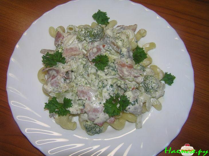 Паста с брокколи и беконом