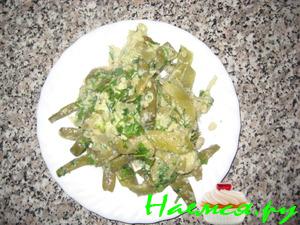 Яичница с зеленой фасолью и зеленью