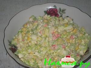 Салат с крабовыми палочками и консервированной кукурузой Салат с крабовыми палочками и консервированной кукурузой
